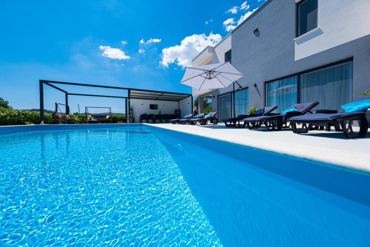Villa Sky - Heating Pool Kaštel Novi Exterior foto